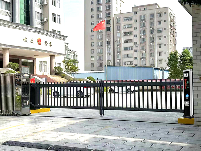 某单位采用“安快”一进一出栅栏道闸 停车场出入口方案