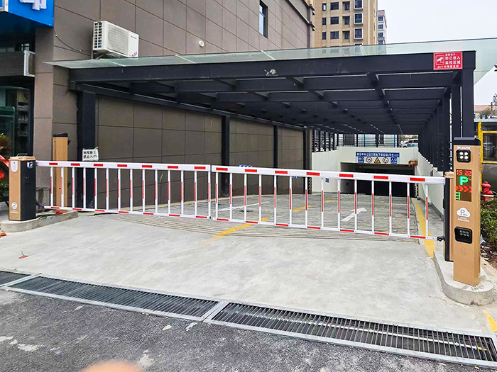 某停车场采用 “ 安快 ” 车牌识别系统