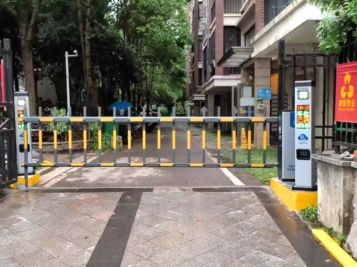 某小區(qū)停車場采用 “安快” 一進一出柵欄道閘