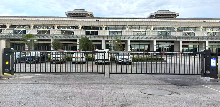 某機關(guān)單位采用 “安快” 一進(jìn)一出重型道閘