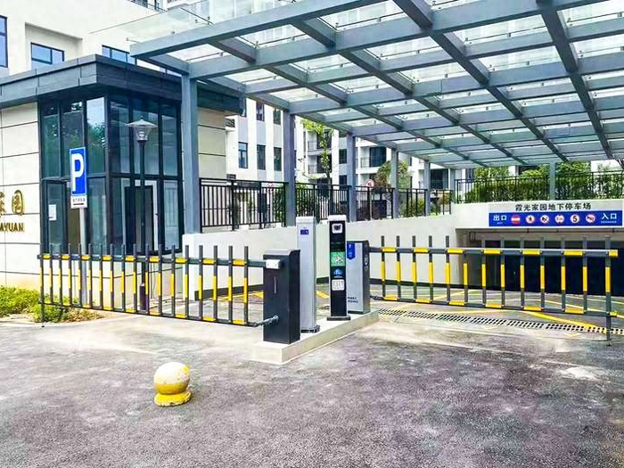 某小区地下停车场采用 “安快” 一进一出车牌识别系统