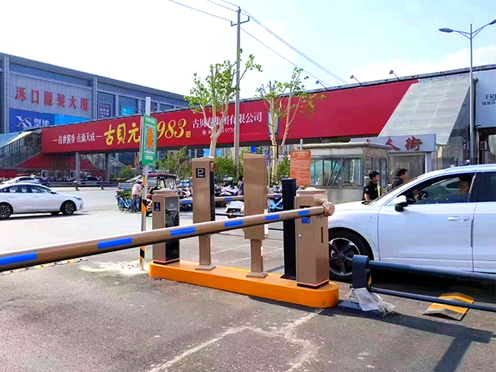 某大廈采用“安快”一進一出直桿道閘案例