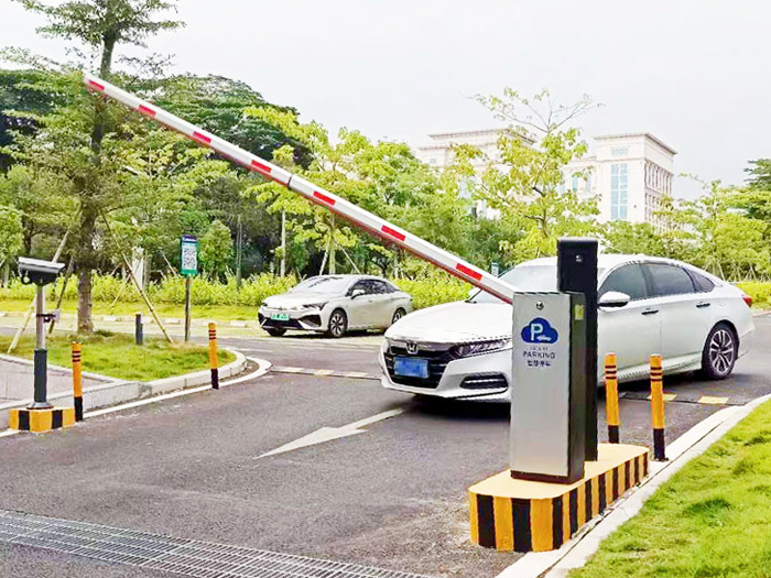 某戶外停車場采用 “安快” 一進一出車牌識別系統案例圖